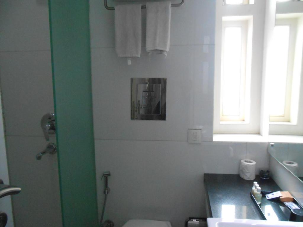 Sapphire Suite Kolkata Room photo