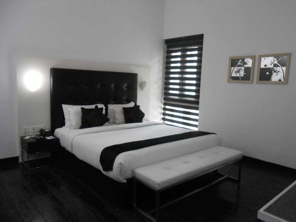 Sapphire Suite Kolkata Room photo
