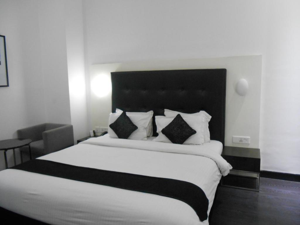 Sapphire Suite Kolkata Room photo